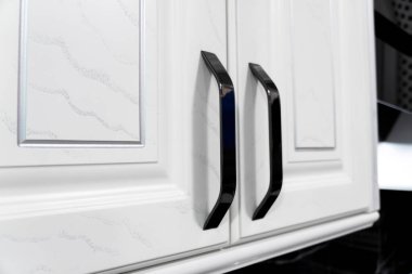 Modern mutfak iç mimarisi. Mutfak dolaplarının kolları. Mutfağı olan bir salon. Modern mutfak seti.