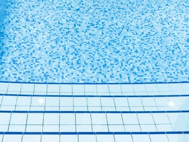 Yüzme havuzunda güneş yansımalı dalgalı su. Havuz suyu yüzeyinin arka plan görüntüsü. Dalgalanma dalgası ve berrak turkuaz su yüzeyi dokusu