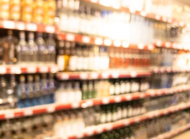 Modern lüks mağaza salonunun ya da alışveriş merkezinin bulanık arkaplanı. Arka planda bulanık ışıklar. Modern beyaz iç mimari ile bulanık odaklı bokeh ışıkları