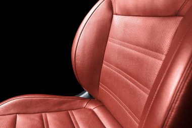 Modern lüks kırmızı deri döşeme. Kırmızı deri koltuğun dikişli bir parçası. Prestij arabasının içi. Rahat kırmızı deri koltuklar. Delinmiş deri..