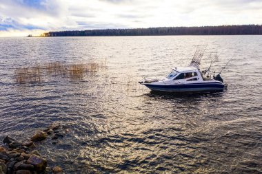 Okyanusta teknede hava manzaralı balıkçı. Balıkçı teknesiyle güzel bir deniz manzarası. Balıkçıyla hava manzaralı balıkçı teknesi. Okyanus suyu dalgası yansımaları. Okyanusta motorlu tekne.