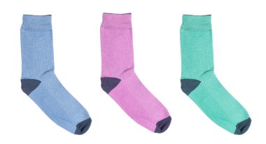 Beyaz arka planda farklı çizgileri olan üç çorap. Renkli çorap oğlu beyaz arka plan. Bacağındaki renkli çoraplar beyaz arkaplanda izole edilmiş.