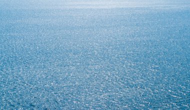 Kristal berrak deniz suyunun havadan görünüşü. Doğal mavi arkaplandan görüntüyü al. Mavi su yansıması. Mavi okyanus dalgası. Yaz denizi. Drone. Üst görünüm