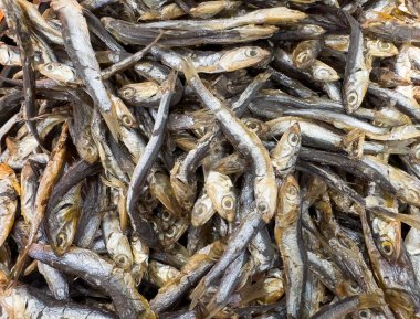 Sıcak tütsülenmiş balık deseni. Tüttür. Tütsülenmiş et. Tütsülenmiş balık. Kazıkta pişirilmiş sigara odası. Tütsülenmiş balık arka plan dokusu