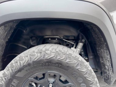 Yerevan, Arnenia, 12 Mart 2023 Dodge Ram off-road arabası eğimli süspansiyon, şok ve büyük lastik gösteriyor. Güçlü Amerikan pikap Dodge Ram