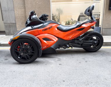 Erivan, Ermenistan, 15 Mart 2023: Can-Am Spyder RS BRP trike. Park yerinde kırmızı üç tekerlekli konserve motosikleti.