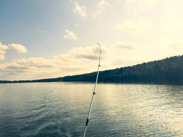 釣り竿のラインを閉じると回転 釣りの日に漁船の釣竿 釣りのタックル — ストック写真