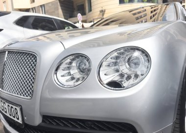 Erivan, Ermenistan, 10 Mart 2023, birinci sınıf Bentley Flying Spur aracı. Bentley far.