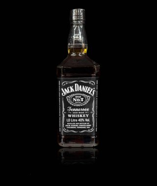 Erivan, Ermenistan, 27 Mart 2023 siyah bir masanın üzerinde duran viski şişesi. Bir şişe Jack Daniels, 7 numara. Dünyaca ünlü Jack Daniels Viskisi.
