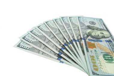 Yüz dolar faturaları yığını. Yüz dolarlık banknotlar nakit para yığını. Beyaz arka plan üzerinde yüz dolar faturaları yığını