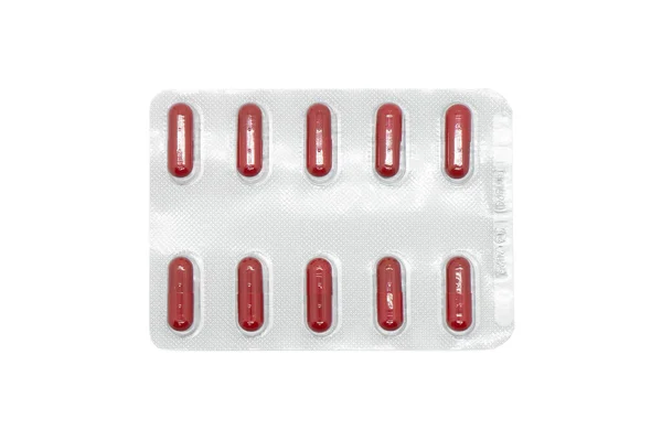 白い背景に隔離された銀製ブリスター包装に赤い錠剤のマクロショット杭 アルミ箔ブリスターパック 医薬品 薬や薬 丸薬の背景 — ストック写真
