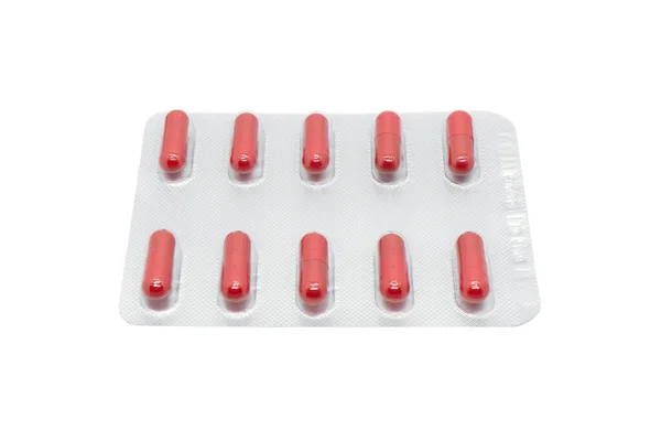 白い背景に隔離された銀製ブリスター包装に赤い錠剤のマクロショット杭 アルミ箔ブリスターパック 医薬品 薬や薬 丸薬の背景 — ストック写真