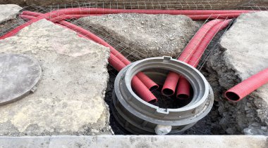 İnşaat sırasında kanalizasyon plastiği boru döşenmiş. Plastik kanalizasyon boruları olan bir sokak inşaatı. Mühendislik boru hattı drenaj teknolojisi olan inşaat alanı
