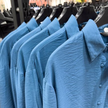 Cardigan ve örgü süveter askıda. Moda mağazasında moda koleksiyonu..