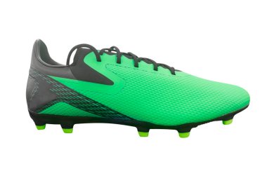Beyaz arka planda izole edilmiş yeşil modern futbol ayakkabıları. Deri futbol ayakkabısı izole edilmiş. Profesyonel atletizm ayakkabıları. Spor ayakkabılar..