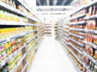 Süpermarkette arka planda bulanıklık. Marketin arka planında alışveriş arabası var. Bulanık ışıklı arka planı olan salon ya da alışveriş merkezi