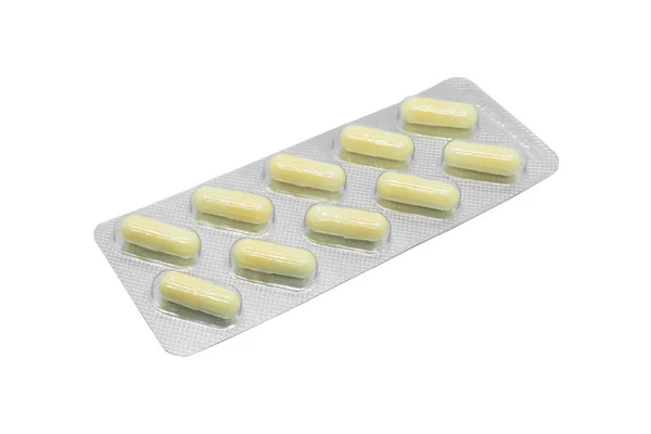 白い背景に隔離された銀製ブリスター包装に黄色の錠剤のマクロショット杭 アルミ箔ブリスターパック 医薬品 薬や薬 丸薬の背景 — ストック写真
