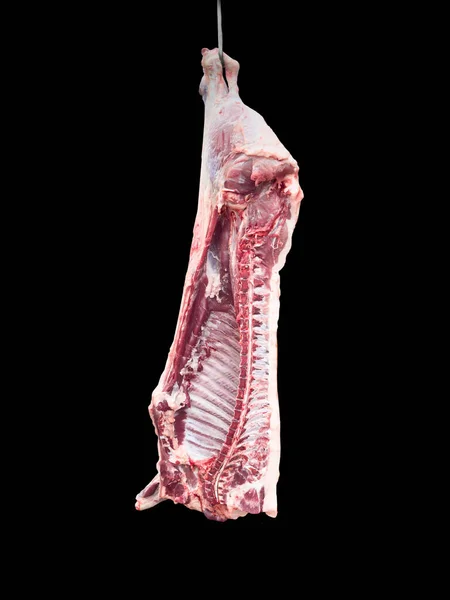 肉类工业 牛肉肉挂着 在一间隔离在黑色背景下的屠宰场割断并挂在钩子上 新鲜羊肉和生肉 排骨分离 — 图库照片