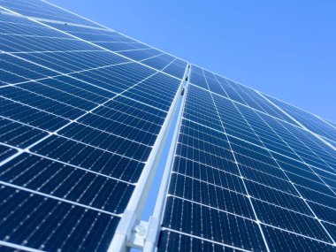 Mavi Güneş paneli arka plan dokusu. Mavi gökyüzü üzerinde sürdürülebilir enerji için güneş panelleri deseni. Yenilenebilir güneş enerjisi. Alternatif enerji.