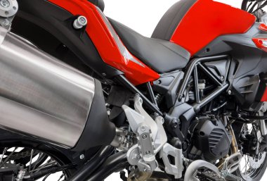  Motosikletin dış detaylarının bir kısmı. Yan görüş sporu kırmızı motosiklet egzoz sistemi ve fren sistemi