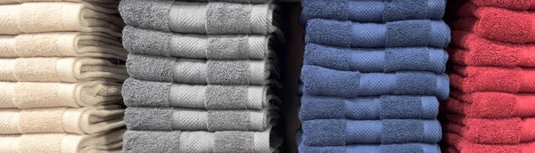 一堆五颜六色的毛巾新的蓬松毛巾 堆叠成堆的彩色面料毛巾 成堆的彩色棉布毛巾 — 图库照片