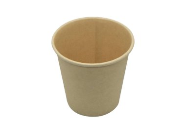 Yan görünüm sarı boş tek kullanımlık kağıt bardaklar beyaz üzerine izole edilmiş..