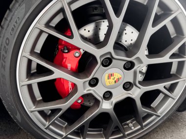 Erivan, Ermenistan, 2 Mayıs 2023: Porsche 911 GT3 RS 'nin logosunun önü. Arabanın dış detayları. Lastik ve alaşımlı tekerlek. Modern frenler.