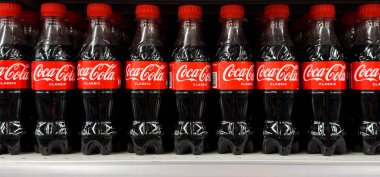 Erivan, Ermenistan, 12 Mayıs 2023: Coca Cola meşrubat kutuları ve şişelerle dolu süpermarketlerdeki raflar. Coca-Cola işareti ve logosu