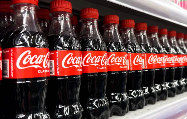 2023年5月12日 亚美尼亚埃里温 超市里堆满了可口可乐软饮料罐和可乐瓶 可口可乐标志和标识 — 图库照片