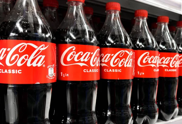 2023年5月12日 亚美尼亚埃里温 超市里堆满了可口可乐软饮料罐和可乐瓶 可口可乐标志和标识 — 图库照片