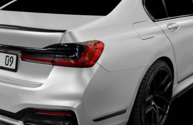 Modern gümüş renkli bir Matt spor arabanın versiyonu. Arabanın arka farları. Modern araba dış ayrıntıları. Araba temizleme