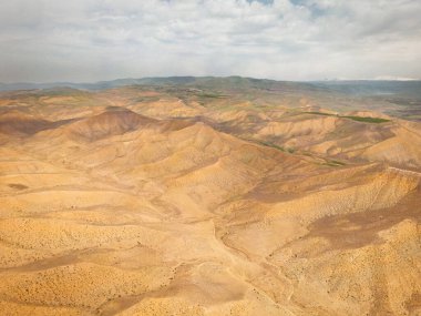 Hava manzaralı dağ dokusu arka planı. İnsansız hava aracı dağ vadisinde. Dağ tepelerinin yüzeyinden güzel manzara.