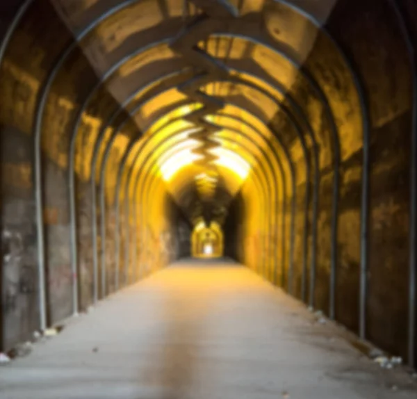 有隧道的模糊背景穿过隧道走到灯光下 黑暗隧道 — 图库照片