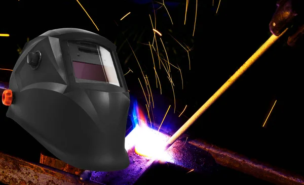 Maska Spawalnicza Urządzenia Spawalnicze Nad Procesem Spawania Łukowego Konstrukcji Metalowych — Zdjęcie stockowe
