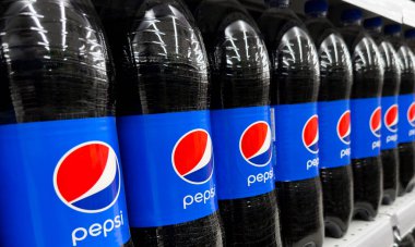 Erivan, Ermenistan, 29 Mayıs 2023: Pepsi meşrubat kutuları ve şişelerle dolu süpermarketlerdeki raflar. Pepsi işareti ve logo.