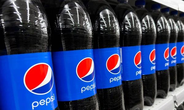 亚美尼亚埃里温 2023年5月29日 超市里堆满了百事可乐软饮料罐和酒瓶 百事可乐标志和标志 — 图库照片