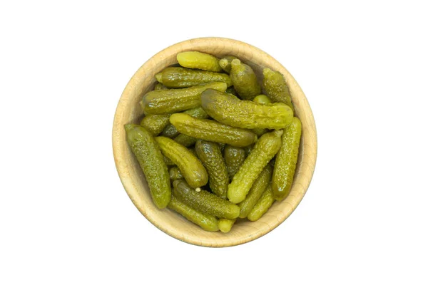 白い背景に隔離されたおいしい缶詰の全体の緑のコルニコンのボウル トップ表示 — ストック写真