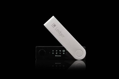 Erivan, Ermenistan, 8 Haziran 2023: Kripto para birimi için cüzdan. Hırdavatçı cüzdanı ekranına odaklan. Donanım şifreleme cüzdanı siyah üzerine LEDGER NANO X