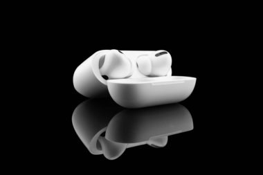 Modern kablosuz kulaklıklar, şarj olan kulaklıklar, siyah arka planda izole edilmiş. Akıllı telefon ve tablet için kulaklık