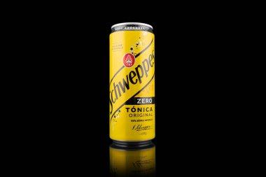 Erivan, Ermenistan, 8 Haziran 2023: Schweppes Tonik Suyu siyah üzerine alüminyum bir teneke içinde. 