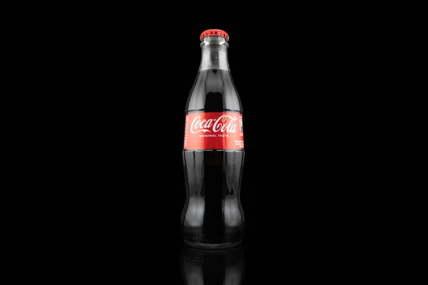 亚美尼亚埃里温 2023年6月8日 可口可乐标志在软木塞盖上 黑色玻璃瓶可口可乐闪耀的水 经典的公司标志 装有标识的可乐瓶 — 图库照片