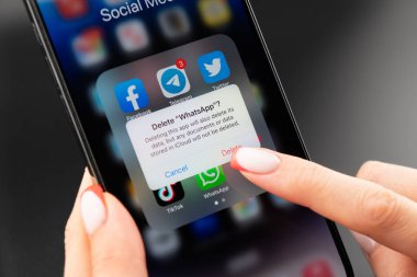 Erivan, Ermenistan, 10 Haziran 2023: Akıllı telefondan WhatsApp uygulaması açılıyor. WhatsApp kuryesini sil. Akıllı telefondan uygulamayı kaldırır. Kişisel veri koruması