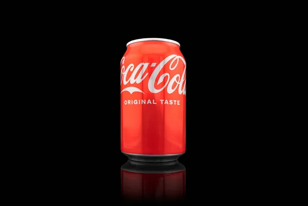 埃里温 亚美尼亚 2023年6月8日 可口可乐标志在罐头上 红玻璃铝罐 可口可乐 晶莹的水 经典的公司标志 装有标识的可乐瓶 — 图库照片