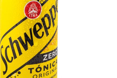 Erivan, Ermenistan, 15 Haziran 2023: Schweppes Alüminyum kutuda su damlalarıyla birlikte Tonik Suyu