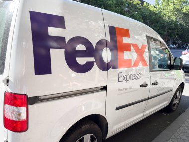 Erivan, Ermenistan, 8 Haziran 2023, Fedex arabası otoparka park edilmiş. Teslimat yapan FedEx aracı