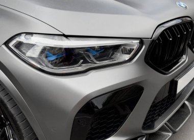 Erivan, Ermenistan, 20 Haziran 2023: BMW X6M Yarışma 2022. Radyatör ızgarası ve far yakın.