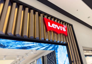 Erivan, Ermenistan, 25 Haziran 2023: Levi 'nin alışveriş merkezindeki mağazası. Levis, Amerikalı bir kot pantolon üreticisi ve perakendecisi. Levi 'ın logosu ve imzası. Levi Strauss ve Ortakları