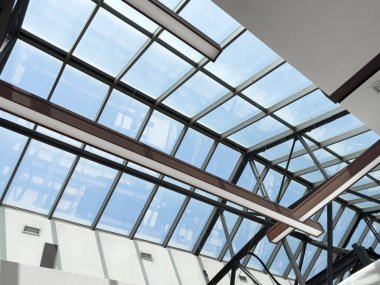 Işıklar ve havalandırma sistemi sanayi binasının tavanında uzun bir sıra halinde. Sergi Salonu. Tavan fabrikası inşaatı