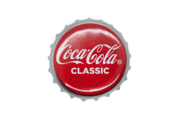 埃里温 亚美尼亚 2023年6月4日 可口可乐标志在瓶盖上 一壶可口可乐起泡水 顶部视图 经典公司标志 — 图库照片