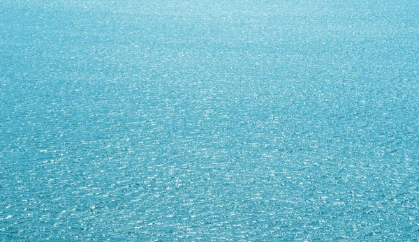 水晶般清澈的海水质感 从上面看自然蓝色背景 蓝色的水反射 蓝色的海浪夏天的海无人机 顶部视图 — 图库照片